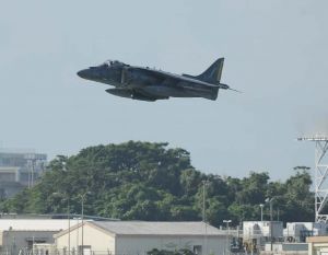 嘉手納基地から離陸する戦闘攻撃機AV8Bハリアー=7日8時41分、嘉手名町屋良・道の駅かでな