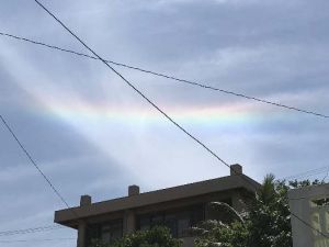 雨が降っていないのに上空に架かった虹=19日午後1時20分ごろ、豊見城市(大城敬理さん提供)
