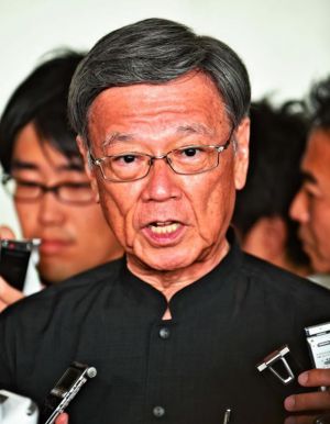 基地負担軽減に対する政府の姿勢を批判する翁長雄志知事=23日午後、那覇空港