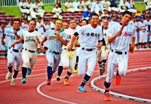 1800メートルリレー決勝で力走する選手たち=県総合運動公園陸上競技場
