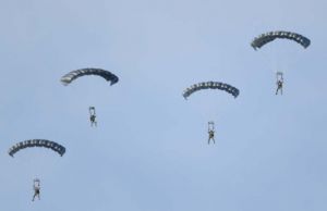 (参考資料)21日にあった米軍のパラシュート降下訓練
