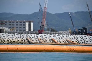海底の藻場損傷が指摘されている四重に張られた汚濁防止膜=15日午前10時25分、名護市・米軍キャンプ・シュワブ沖