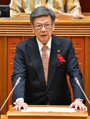 県議会代表質問で答弁する翁長雄志知事=5日午前、県議会