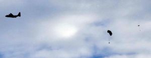 特殊作戦機からパラシュートで降下する米兵や物資=11月7日午後4時4分、うるま市津堅島沖