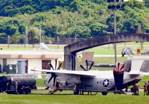 米軍嘉手納基地で給油する空母カール・ビンソン搭載輸送機C2グレイハウンド=24日午後3時すぎ、米軍嘉手納基地(読者提供)