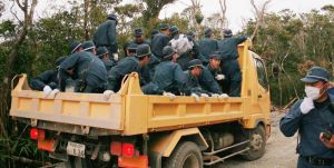 北部訓練場で建設業者のダンプカーに乗る機動隊員ら=11日午後1時半ごろ(仁尾淳史さん提供)