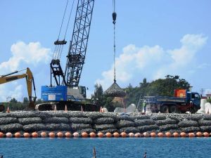 採石の海中投入が続けられる「K9」護岸建設現場=12日、名護市辺野古