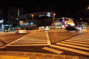 「パニック暴走」の取材中、暴走行為は確認できなかった=8月30日午前0時半ごろ、沖縄市の胡屋交差点