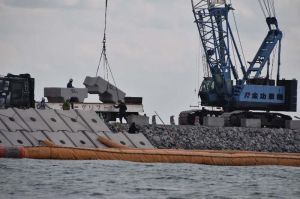 辺野古沖の新基地建設で被覆ブロックの設置が進む「K2」護岸=9日午前10時すぎ