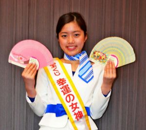幸運の女神・蓬田みなみさん=1日、沖縄タイムス社