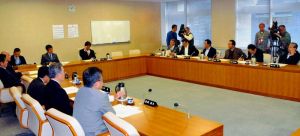 相次ぐ不時着への抗議決議、意見書両案について協議する県議会米軍基地関係特別委員会=15日、県議会