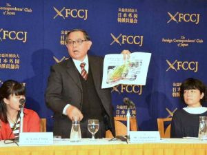 普天間飛行場の飛行経路を示し保育園上空を米軍機が飛ばないよう訴える神谷武宏園長(中央)と保護者=14日、日本外国特派員協会
