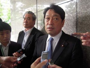 オスプレイの事故について米側へ情報提供を求めたことを明らかにした小野寺五典防衛相=6日、千代田区