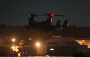 新石垣空港から普天間飛行場に戻るオスプレイ「03」機=4日午後9時59分、宜野湾市(喜屋武綾菜撮影)