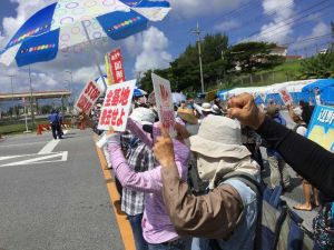 「新基地建設反対」のシュプレヒコールを繰り返す市民=9日午前10時40分ごろ、名護市辺野古の米軍キャンプ・シュワブゲート前