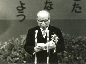 <div class="caption">「新沖縄県発足式典」であいさつをする屋良朝苗新知事=1972年5月15日、那覇市民会館</div>