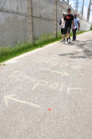 基地側に矢印を向けて「Despair(絶望)」、道路側に向けて「Hope(希望)」と書かれていた=26日午後、米軍キャンプ・シュワブ前