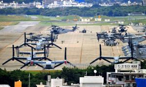米軍普天間基地に駐機するオスプレイ=1月12日