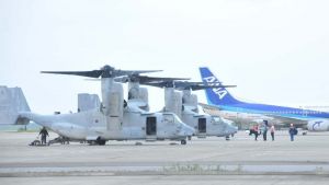 石垣空港に緊急着陸したオスプレイ2機。不具合があったとみられるのは左から2機目=29日午後6時10分、石垣市白保・南ぬ島石垣空港(新垣玲央撮影)