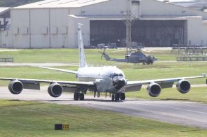 米軍嘉手納基地に飛来した電子偵察機RC135S=29日午後0時30分ごろ(読者提供)