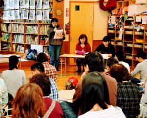 父母会冒頭で趣旨を説明する宮城智子会長(奥左)=10日、宜野湾市野嵩、緑ヶ丘保育園