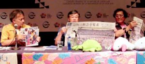 世界自然保護総会の一環で4日、会見する稲嶺進名護市長(中央)とジュゴン保護キャンペーンセンターの吉川秀樹さん(左)、海勢頭豊さん=4日、米ハワイ州ホノルル市