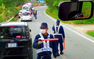 観光バスを止める機動隊員。乗客が車内から撮影した=7日午後、東村高江(提供)