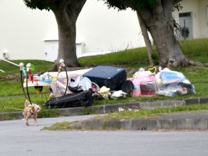 米軍基地の住宅区域に貯まっている家庭ごみ=12月7日、米軍キャンプ瑞慶覧