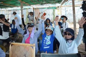 翁長雄志知事の辺野古新基地建設に伴う埋め立て承認の撤回表明を受けて喜ぶ市民ら=27日、名護市、米軍キャンプ・シュワブゲート前
