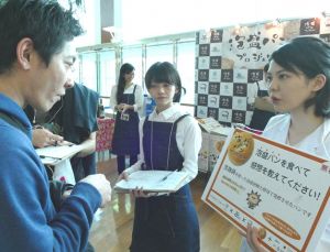 泡盛パンを試食=10日、那覇市