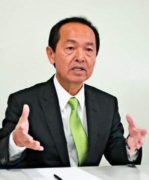 名護市のビジョンを語る渡具知武豊氏=5日、自民党名護市支部