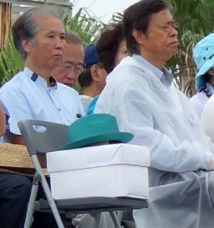 故翁長雄志知事が県民大会でかぶるために用意していた帽子が壇上の席に置かれていた