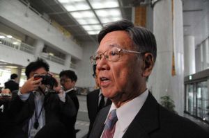 米軍の飛行再開方針に強い不快感を示す翁長雄志知事=18日午前、県庁