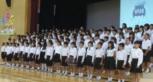 平和への願いを込めて憲法前文を読み上げる山内小学校6年生=4日、沖縄市・山内小学校