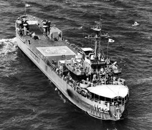 米軍岩国基地(山口県)沖に1960年代に配備されていた核兵器を積載した米海軍戦車揚陸艦(米海軍資料から)