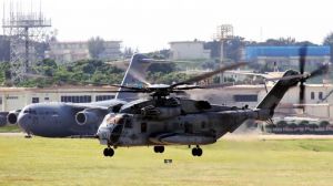 嘉手納基地を離陸するCH53E大型輸送ヘリ=24日午前10時50分(読者提供)
