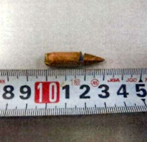 水タンクの中から見つかった銃弾のような物(恩納村役場提供)