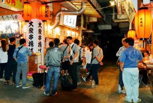 平日でも多くの人でにぎわう「せんべろ酒場」=那覇市松尾