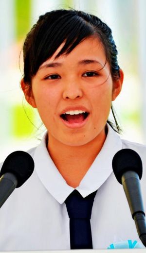 平和の詩を朗読した上原愛音さん(宮古高3年)=23日午後0時半すぎ、糸満市摩文仁・平和祈念公園
