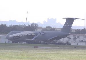 嘉手納基地に着陸し、人員が降りる米空軍の超大型輸送機C5ギャラクシー。在韓米軍からの退避訓練とみられる=24日午後1時半ごろ(読者提供)