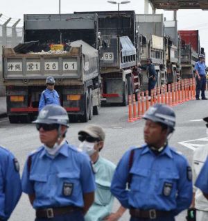 米軍キャンプ・シュワブ内に砕石を搬入するトラック=1日、名護市辺野古