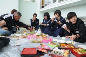 昼休み時間に、保護者と一緒に弁当を食べて午後の試験に臨む受験生=6日、宮古高校