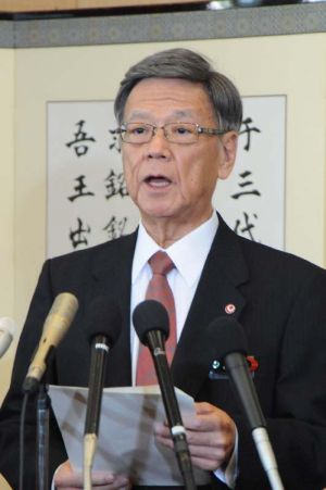 年頭あいさつで新基地建設阻止の考えを改めて示す翁長雄志知事=4日午前、県庁