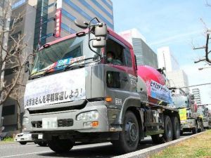 山城議長の保釈などを求めて大阪市内をパレードするミキサー車の列=12日(関西生コン産業政策協議会提供)※画像の一部を加工しています