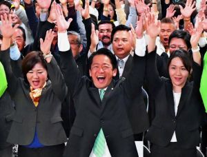 3期目の当選が決まり、支持者とバンザイ三唱する中山義隆氏(手前中央)と支持者=11日午後9時19分、市真栄里の選挙事務所(下地広也撮影)
