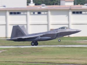 米軍嘉手納基地に着陸するF22ステルス戦闘機=30日午後3時9分(読者提供)