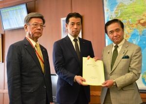 相次ぐ米軍機事故を受け、福田達夫防衛政務官(中央)に安全対策を要請した渉外知事会会長の黒岩祐治神奈川県知事(右)と副会長の翁長雄志沖縄県知事=6日、防衛省