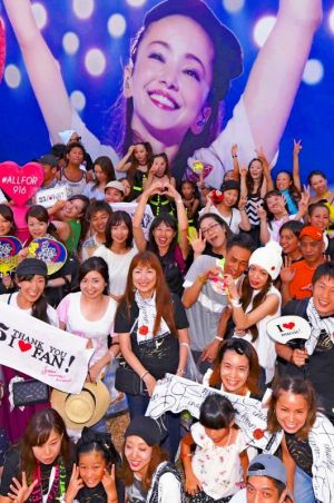 キャラバントラックに施された安室奈美恵さんのラッピングの前で記念撮影する大勢のファン