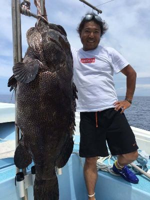 片山晋呉さんと釣ったアーラミーバイ(片山さん提供)