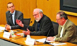 ハーバード大学で開催された映画「沖縄 うりずんの雨」の上映会で米市民の責任を問い、行動を呼び掛けるジャン・ユンカーマン監督=4日、米マサチューセッツ州ケンブリッジ市内